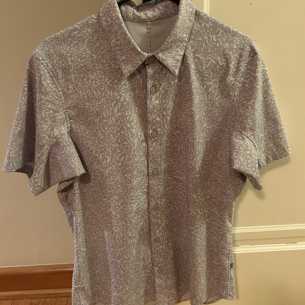 Lululemon Men's Gray Patterned Short Sleeve Shirt